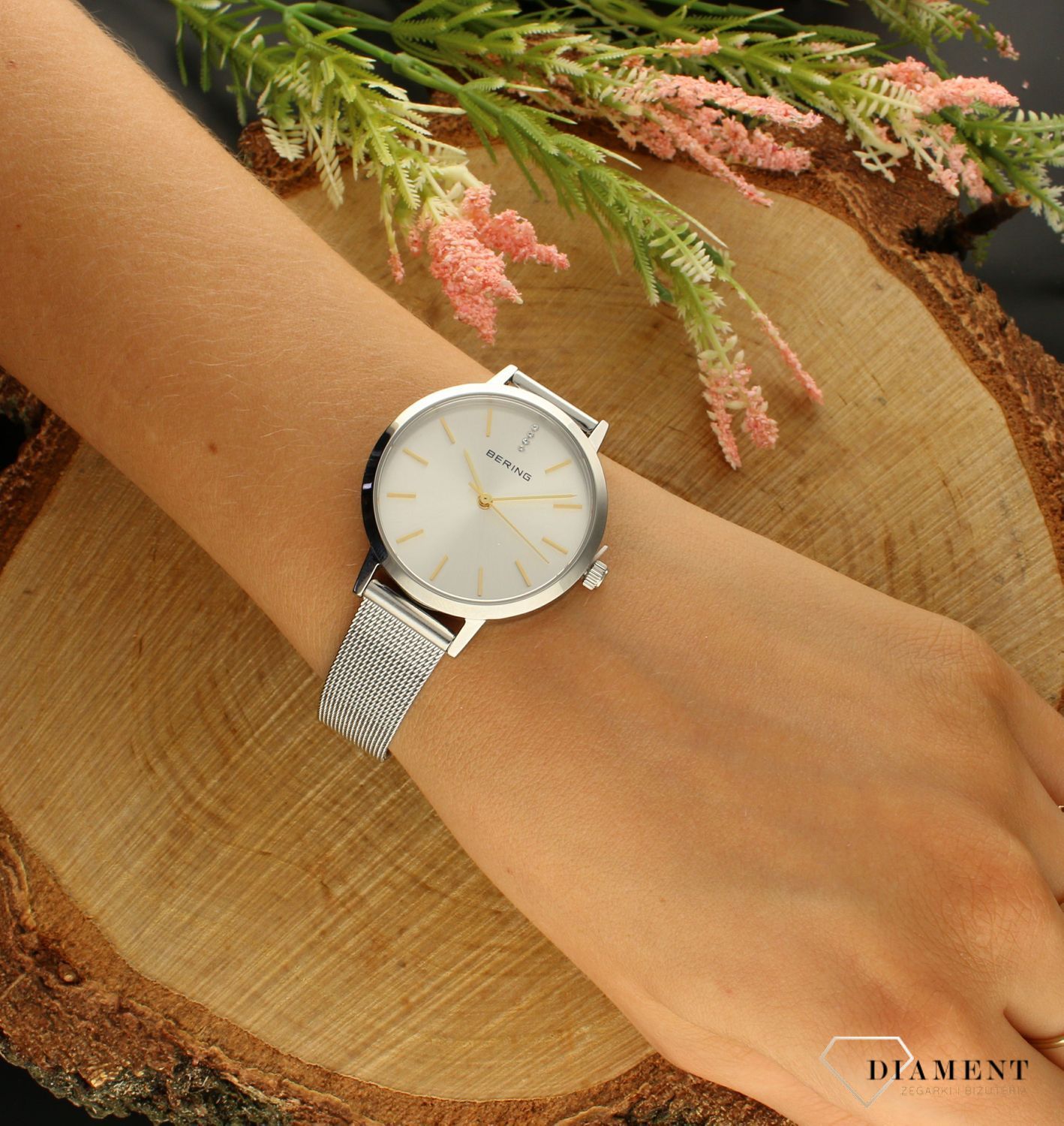 Zegarek damski na bransolecie Bering ze złota wskazówką 13434-001. Zegarek w srebrnym kolorze. Zegarek damski na bransolecie. Zegarek damski Bering. Zegarek damski idealny na prezent. Zeg.jpg