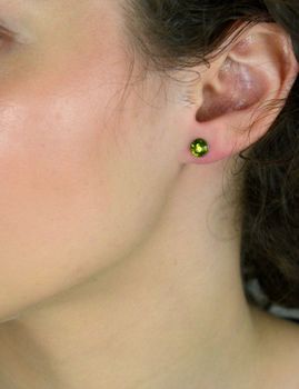 Srebrne kolczyki zielone z kryształkami Swarovski 925, 149327. Kolczyki ozdobione zielonymi cyrkoniami to idealny prezent dla każdej kobiety. Srebrne kolczyki wkrętk (1).JPG
