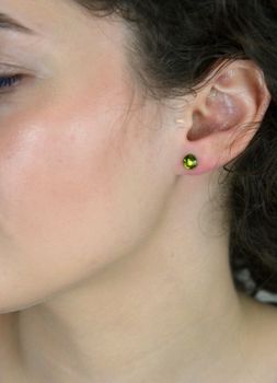 Srebrne kolczyki zielone z kryształkami Swarovski 925, 149327. Kolczyki ozdobione zielonymi cyrkoniami to idealny prezent dla każdej kobiety. Srebrne kolczyki wkrętk (2).JPG