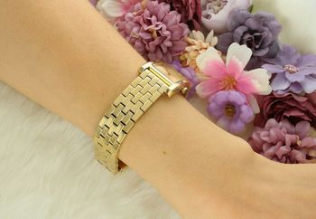 Zegarek damski Hugo Boss 1502744 Lucy w kolorze złotym – elegancka stalowa koperta PVD, gładka tarcza, kwarcowy mechanizm i odporne szkło mineralne. Styl i niezawodność w jednym (3).jpg