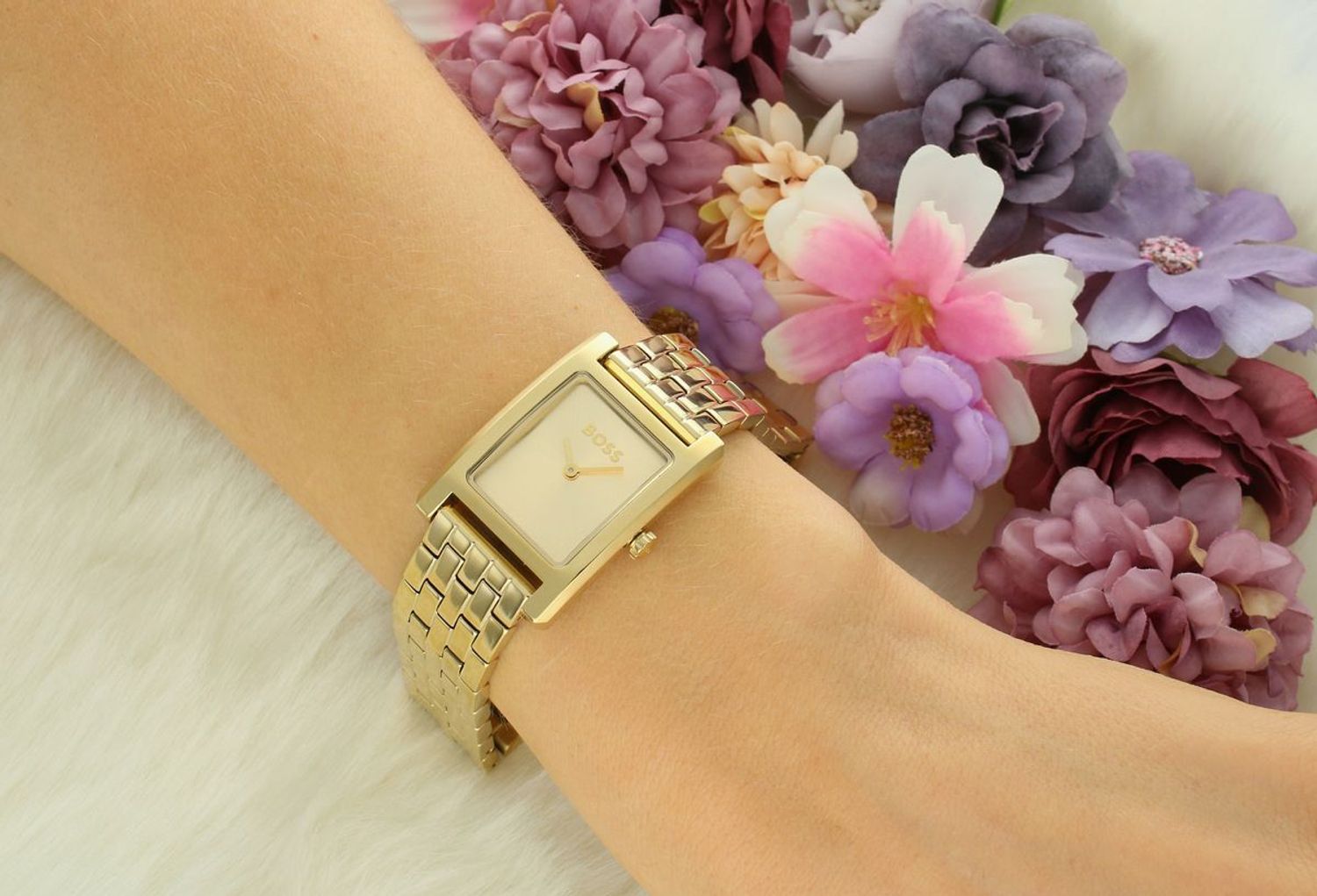 Zegarek Hugo Boss Lucy 1502744 – Damski Zegarek Złoty, Kwadratowy, Klasyczna Elegancja (1).jpg