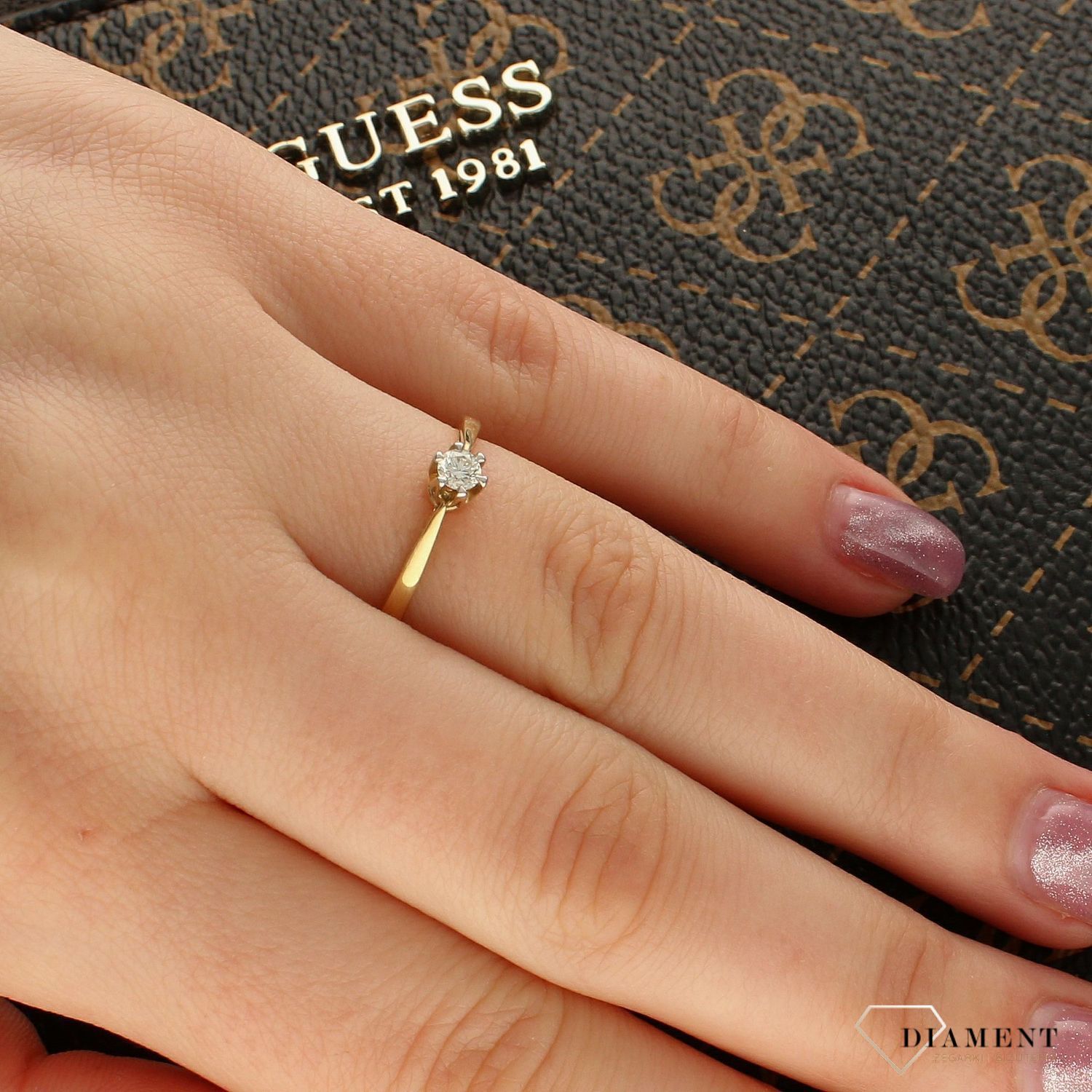 Pierścionek złoty DIAMENT żółte złoto, jeden diament, zdobiony 15052PI 585.jpg