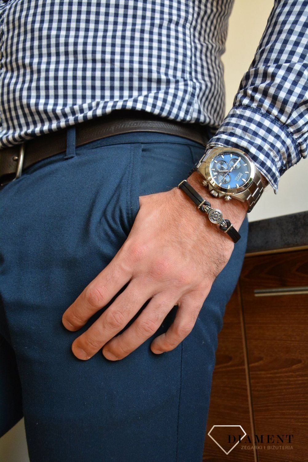 Zegarek męski Hugo Boss Hero 1513755 to najmodniejszy zegarek na stalowej, wytrzymałej bransolecie z japońskim mechanizmem. Zegarek dla prawdziwego faceta z niebieska tarczą i prostymi indeksami oraz logiem Hugo Boss..jpg