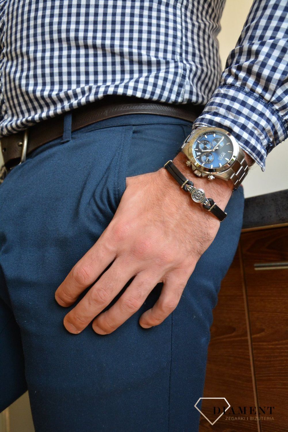 Zegarek męski Hugo Boss Hero 1513755 to najmodniejszy zegarek na stalowej, wytrzymałej bransolecie z japońskim mechanizmem. Zegarek dla prawdziwego faceta z niebieska tarczą i prostymi indeksami oraz logiem Hugo Boss..jpg