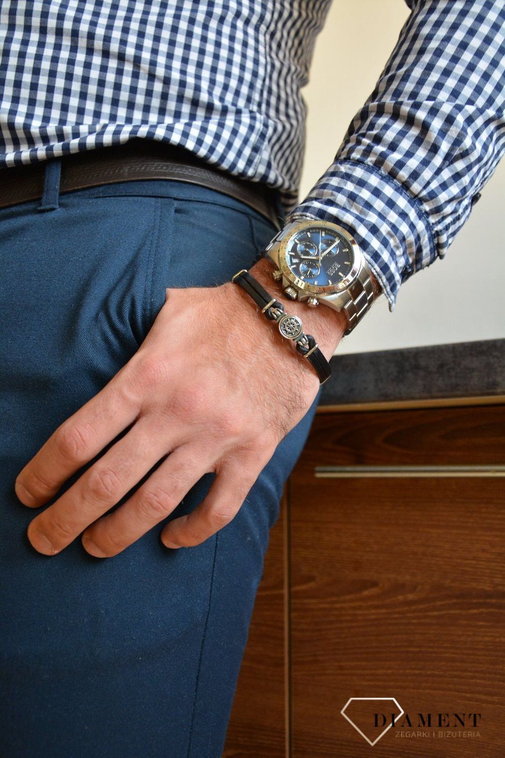 Zegarek męski Hugo Boss Hero 1513755 to najmodniejszy zegarek na stalowej, wytrzymałej bransolecie z japońskim mechanizmem. Zegarek dla prawdziwego faceta z niebieska tarczą i prostymi indeksami oraz logiem Hugo Boss..jpg