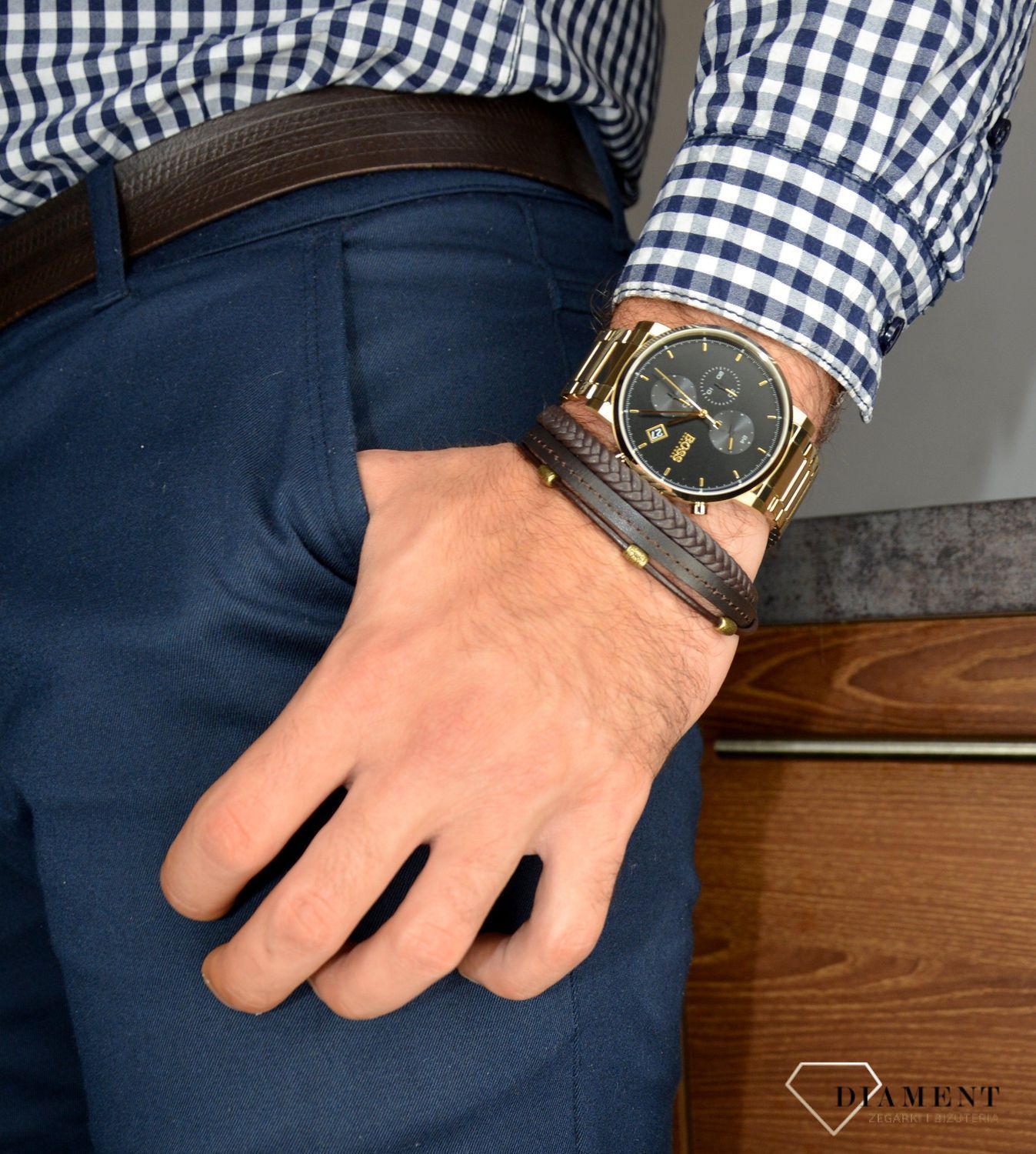 Zegarek męski Hugo Boss Integrity w odcieniu złota 1513781 to zegarek na stalowej, pozłacanej bransolecie z japońskim mechanizmem. Zegarek złoty z czarną tarczą i prostymi indeksami. Propozycja dedykowana miłośnikom k.jpg