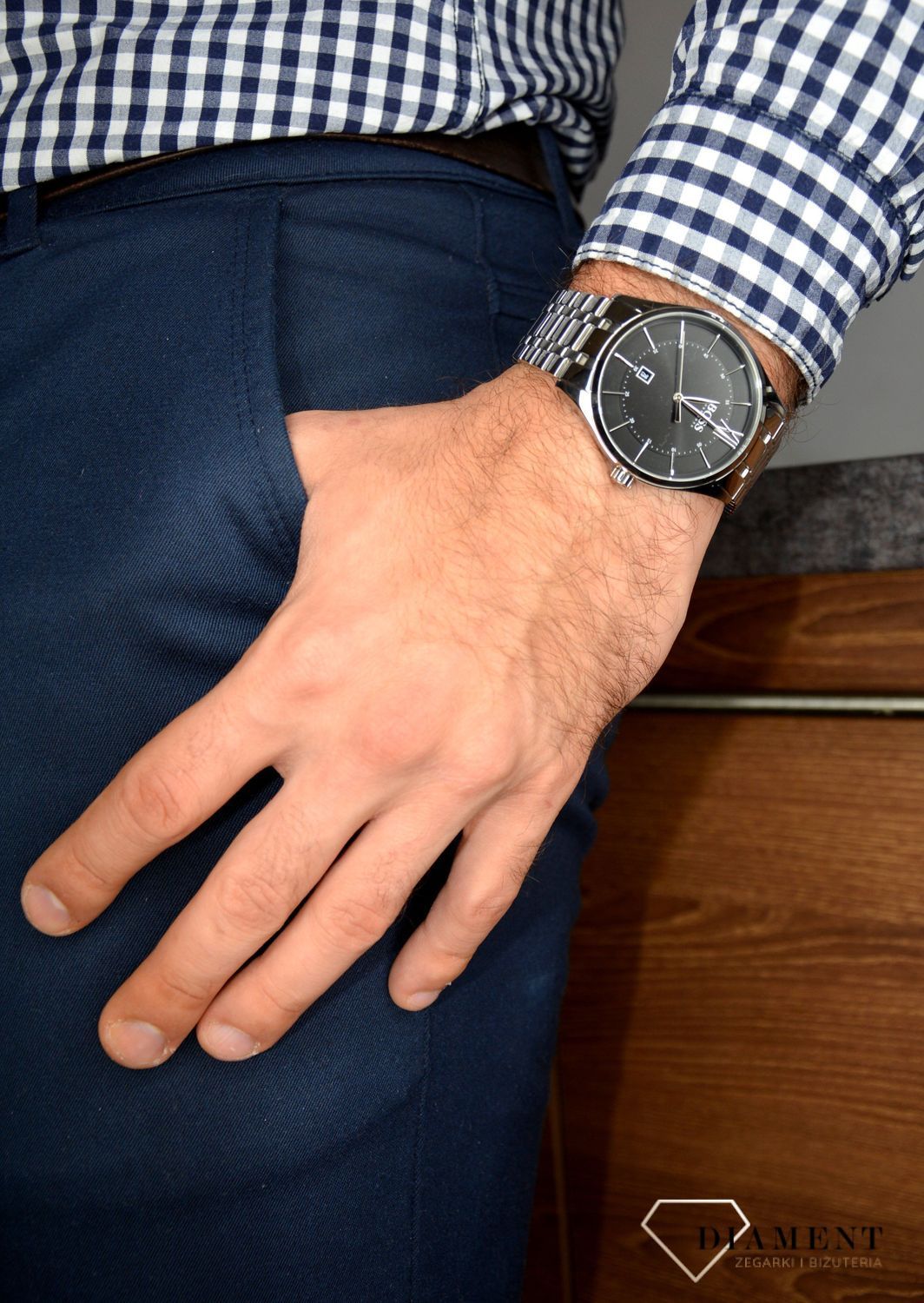 Zegarek męski Hugo Boss 1513797 Distinction to zegarek do garnituru na stalowej, srebrnej bransolecie z japońskim mechanizmem. Zegarek elegancki z czarną tarczą i prostymi indeksami. Propozycja dedykowana miłośnikom k.jpg