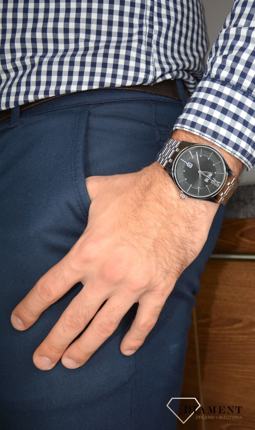 Zegarek męski Hugo Boss 1513797 Distinction to zegarek do garnituru na stalowej, srebrnej bransolecie z japońskim mechanizmem. Zegarek elegancki z czarną tarczą i prostymi indeksami. Propozycja dedykowana miłośnikom k.jpg