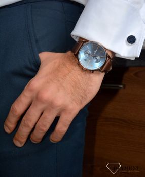 Zegarek męski Hugo Boss 1513804 Associate na brązowym pasku to zegarek z kolekcji Hugo Boss. Zegarek w odcieniu miedzi z prostymi indeskami w różowym złocie. Propozycja dedykowana miłośnikom nowoczesnego wzornictwa ( (3).JPG