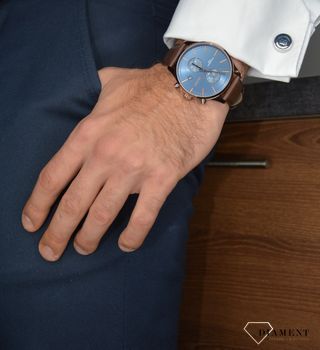 Zegarek męski Hugo Boss 1513804 Associate na brązowym pasku to zegarek z kolekcji Hugo Boss. Zegarek w odcieniu miedzi z prostymi indeskami w różowym złocie. Propozycja dedykowana miłośnikom nowoczesnego wzornictwa (.JPG