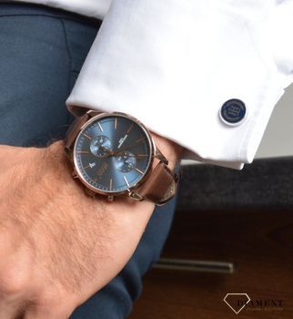 Zegarek męski Hugo Boss 1513804 Associate na brązowym pasku to zegarek z kolekcji Hugo Boss. Zegarek w odcieniu miedzi z prostymi indeskami w różowym złocie. Propozycja dedykowana miłośnikom nowoczesnego wzornictwa (1).JPG