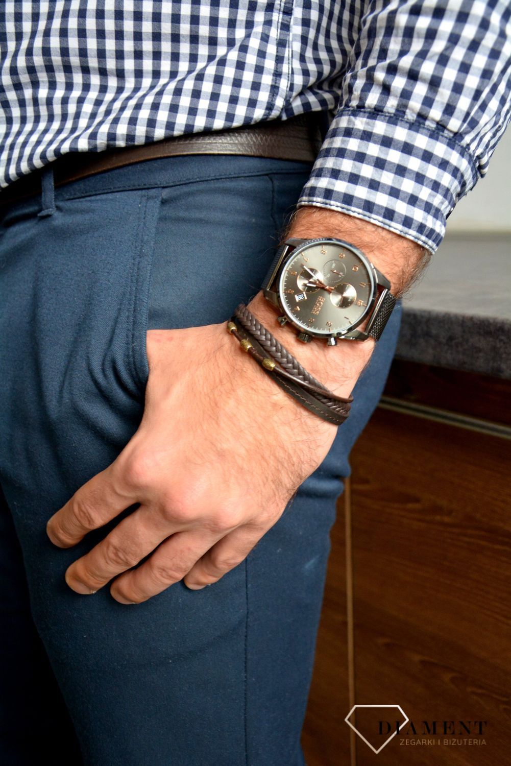 Zegarek męski Hugo Boss 1513837 Skymaster w odcieniu ciemnej szarości to zegarek z kolekcji Hugo Boss. Zegarek ciemno szary z cyframi arabskimi w różowym złocie..jpg