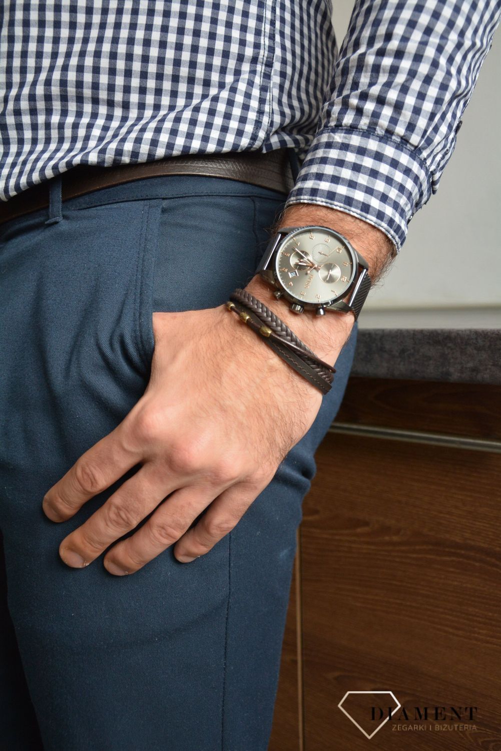 Zegarek męski Hugo Boss 1513837 Skymaster w odcieniu ciemnej szarości to zegarek z kolekcji Hugo Boss. Zegarek ciemno szary z cyframi arabskimi w różowym złocie..jpg