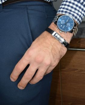 Zegarek męski Hugo Boss Associate 1513839 z kolekcji zegarków Hugo Bossto to model na stalowej, srebrnej bransolecie z japońskim mechanizmem. Zegarek Hugo Boss z niebieską tarczą i prostymi indeksami (2).jpg