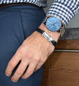 Zegarek męski Hugo Boss Associate 1513839 z kolekcji zegarków Hugo Bossto to model na stalowej, srebrnej bransolecie z japońskim mechanizmem. Zegarek Hugo Boss z niebieską tarczą i prostymi indeksami (3).jpg
