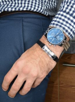 Zegarek męski Hugo Boss Associate 1513839 z kolekcji zegarków Hugo Bossto to model na stalowej, srebrnej bransolecie z japońskim mechanizmem. Zegarek Hugo Boss z niebieską tarczą i prostymi indeksami (4).jpg