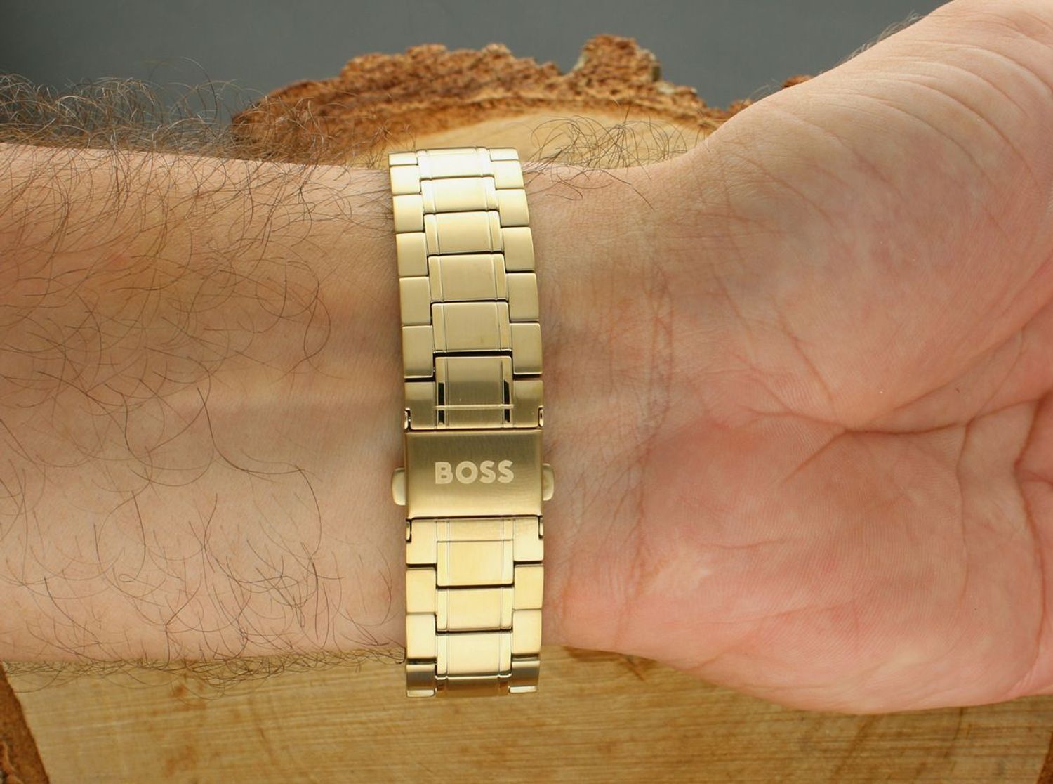 Męski zegarek Boss 1514261 – złota koperta PVD, srebrna tarcza, chronograf i tachometr. Wodoszczelność 50 m, stalowa bransoleta, precyzyjny mechanizm kwarcowy.1.jpg