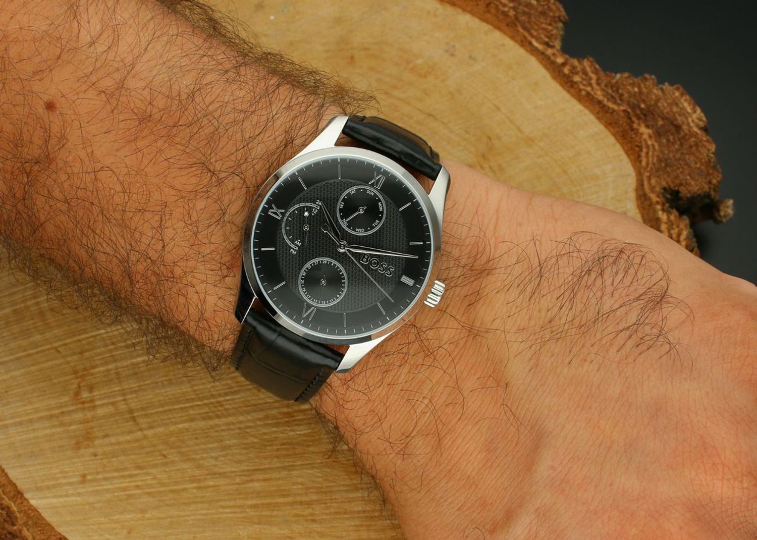Odkryj zegarek męski Boss 1514272 z kopertą ze stali i paskiem ze skóry. Czarna tarcza, klasyczny design i luksusowy charakter – idealny do pracy i na wyjątkowe okazje.1.jpg