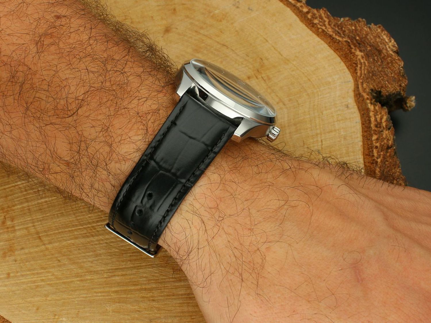 Odkryj zegarek męski Boss 1514272 z kopertą ze stali i paskiem ze skóry. Czarna tarcza, klasyczny design i luksusowy charakter – idealny do pracy i na wyjątkowe okazje.1.jpg