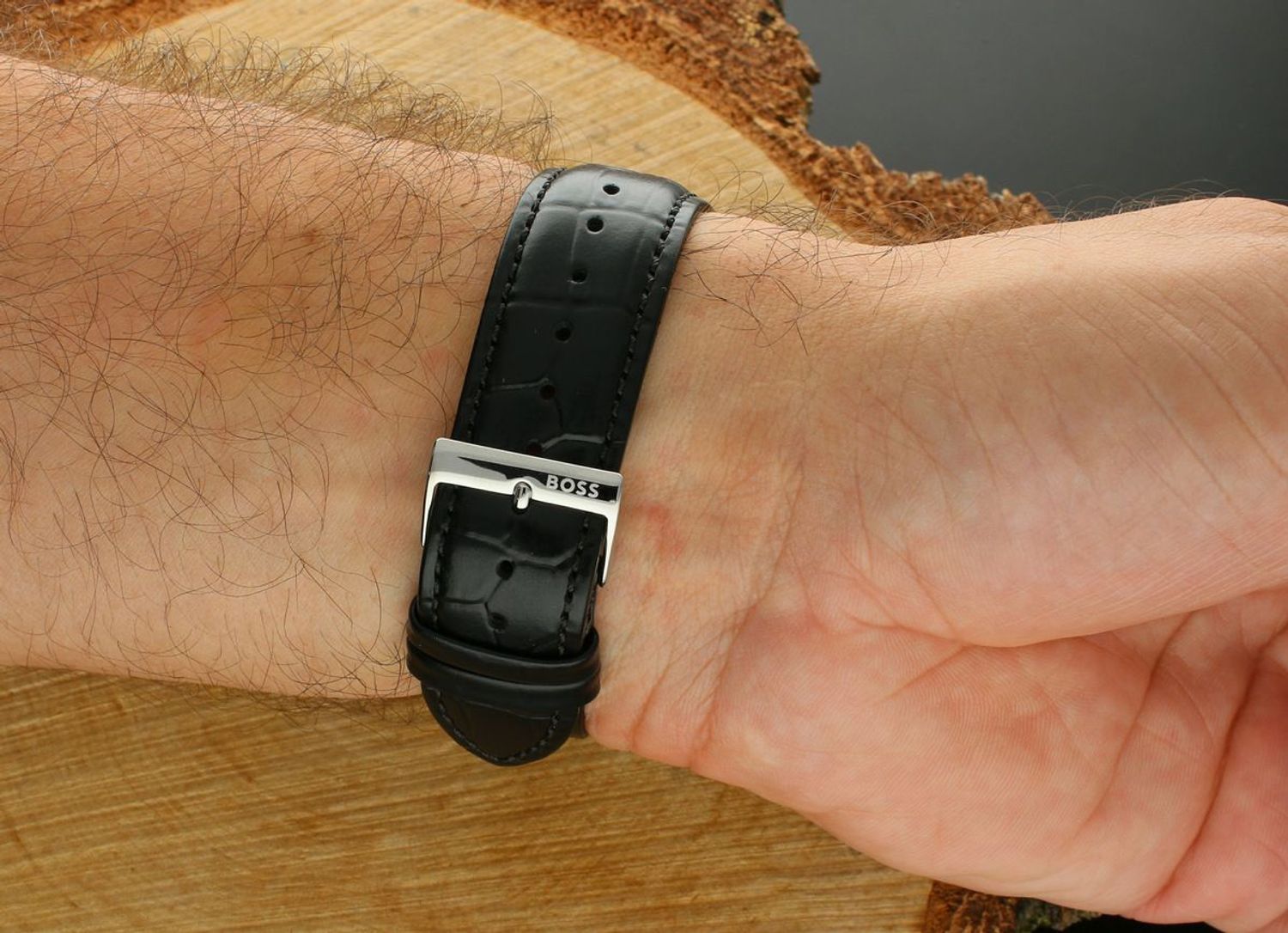 Odkryj zegarek męski Boss 1514272 z kopertą ze stali i paskiem ze skóry. Czarna tarcza, klasyczny design i luksusowy charakter – idealny do pracy i na wyjątkowe okazje.1.jpg