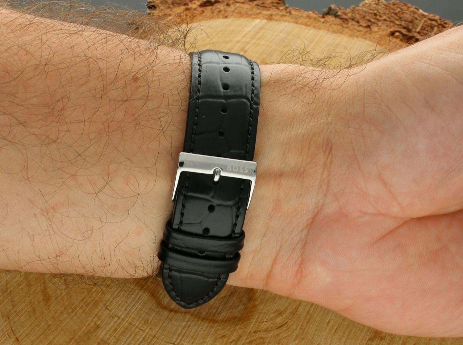 Odkryj zegarek męski Boss 1514272 z kopertą ze stali i paskiem ze skóry. Czarna tarcza, klasyczny design i luksusowy charakter – idealny do pracy i na wyjątkowe okazje.1.jpg