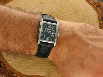 Stylowy zegarek męski BOSS Principle z prostokątną kopertą, skórzanym paskiem i czarną tarczą. Mechanizm kwarcowy, datownik i szkło mineralne. Klasa i elegancja na co dzień2.jpg