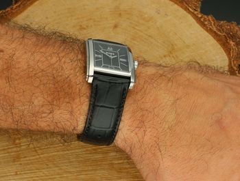 Stylowy zegarek męski BOSS Principle z prostokątną kopertą, skórzanym paskiem i czarną tarczą. Mechanizm kwarcowy, datownik i szkło mineralne. Klasa i elegancja na co dzień3.jpg