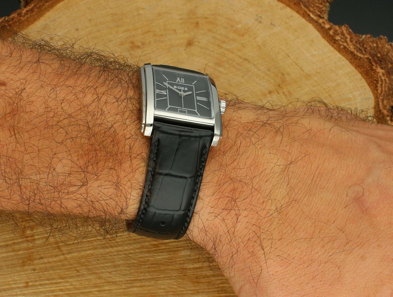 Stylowy zegarek męski BOSS Principle z prostokątną kopertą, skórzanym paskiem i czarną tarczą. Mechanizm kwarcowy, datownik i szkło mineralne. Klasa i elegancja na co dzień!1.jpg