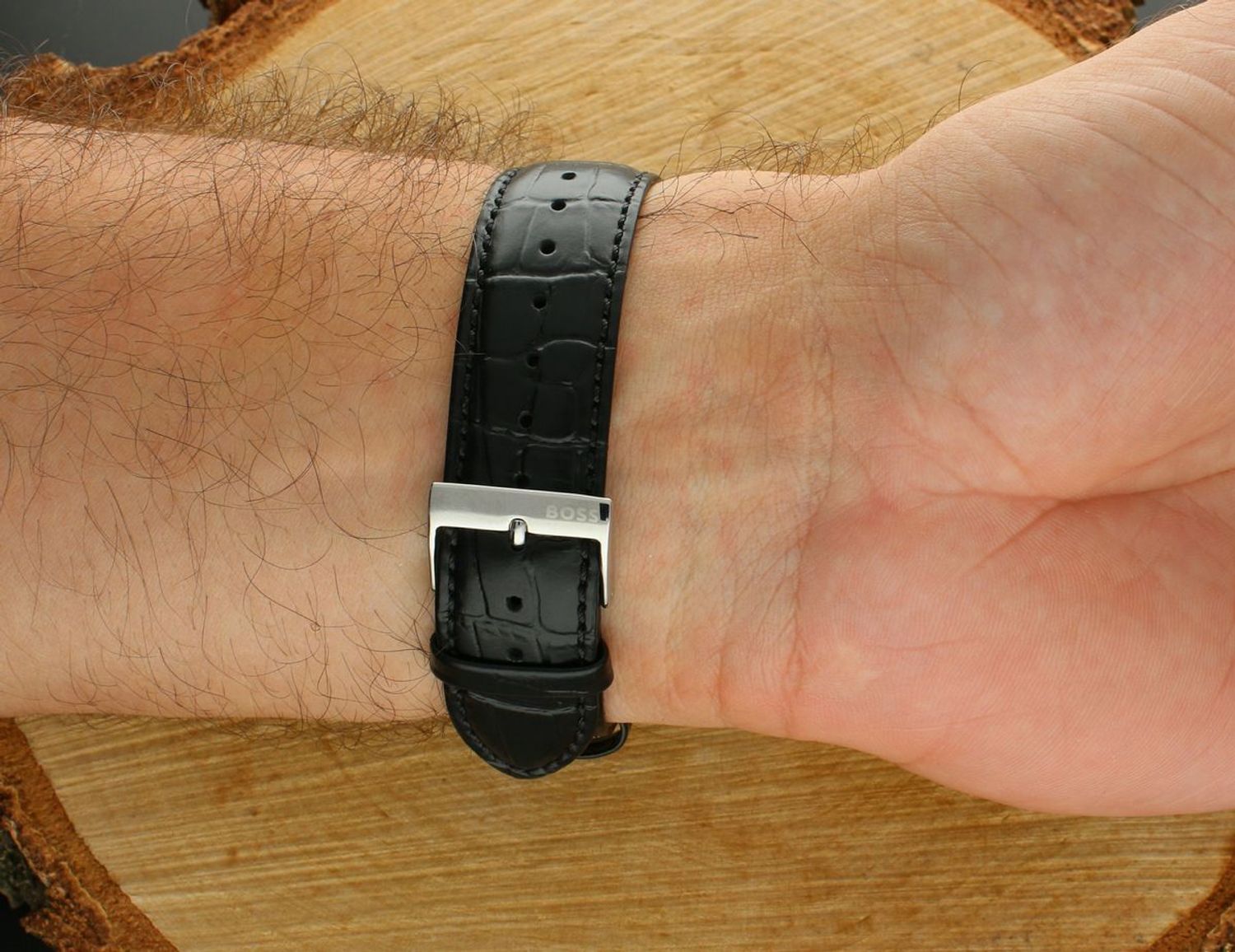 Stylowy zegarek męski BOSS Principle z prostokątną kopertą, skórzanym paskiem i czarną tarczą. Mechanizm kwarcowy, datownik i szkło mineralne. Klasa i elegancja na co dzień!1.jpg