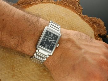 Stylowy zegarek męski BOSS Principle z prostokątną stalową kopertą i bransoletą. Czarna tarcza, mechanizm kwarcowy, datownik i szkło mineralne. Idealny wybór na co dzień i do garnituru.2.jpg