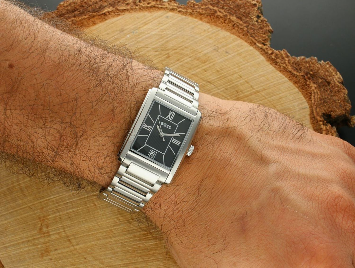 Stylowy zegarek męski BOSS Principle z prostokątną stalową kopertą i bransoletą. Czarna tarcza, mechanizm kwarcowy, datownik i szkło mineralne. Idealny wybór na co dzień i do garnituru.1.jpg