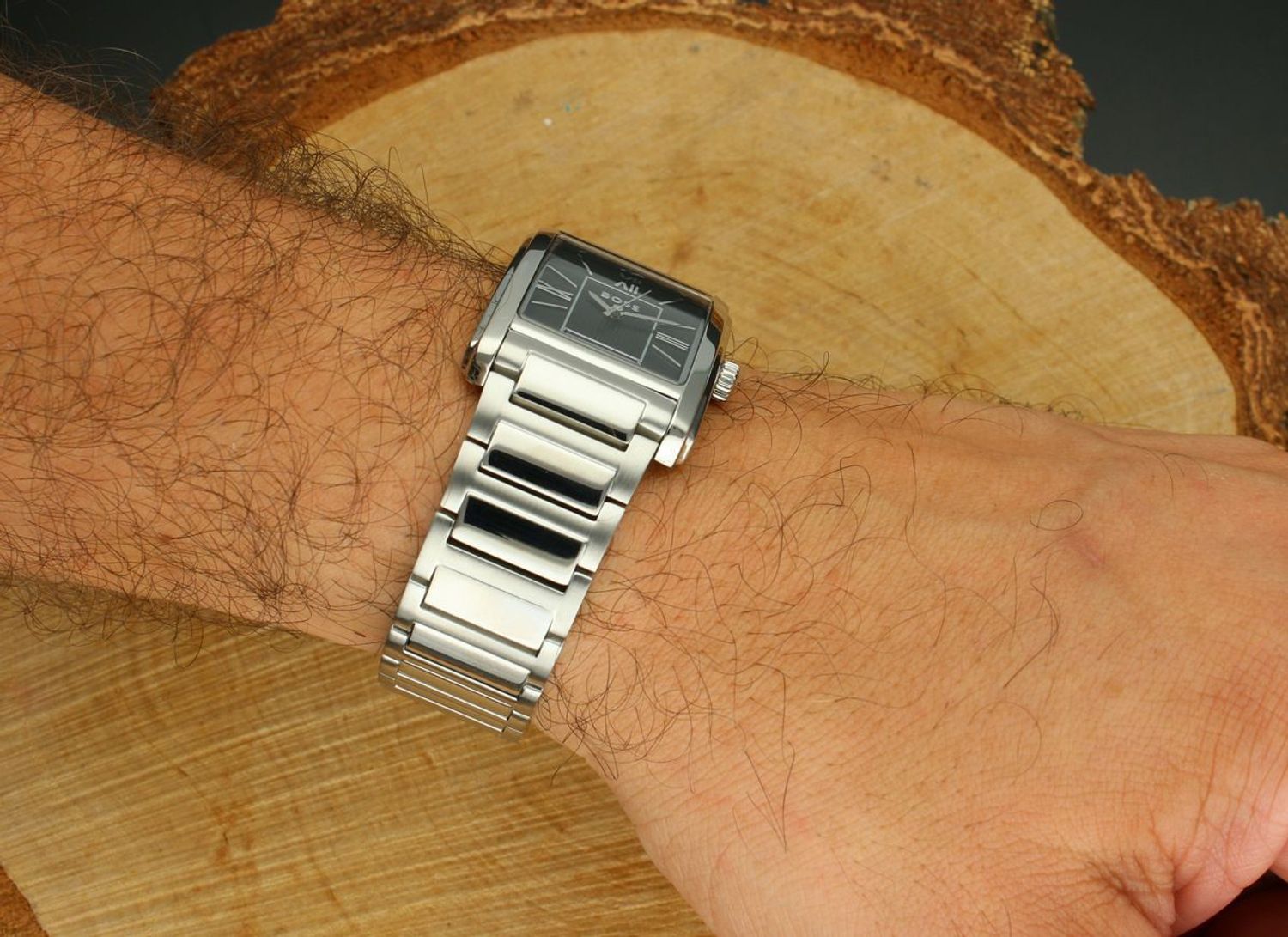 Stylowy zegarek męski BOSS Principle z prostokątną stalową kopertą i bransoletą. Czarna tarcza, mechanizm kwarcowy, datownik i szkło mineralne. Idealny wybór na co dzień i do garnituru.1.jpg