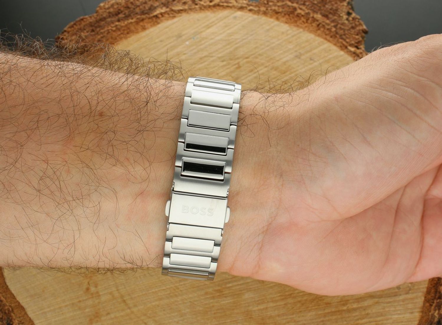 Stylowy zegarek męski BOSS Principle z prostokątną stalową kopertą i bransoletą. Czarna tarcza, mechanizm kwarcowy, datownik i szkło mineralne. Idealny wybór na co dzień i do garnituru.1.jpg