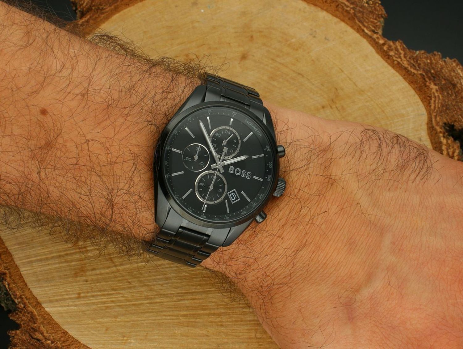 Męski zegarek Boss Grand Prix z kopertą 44 mm, czarną tarczą i stalową bransoletą. Mechanizm kwarcowy, datownik, chronograf i skala tachymetryczna. Wodoszczelność 5 bar.1.jpg