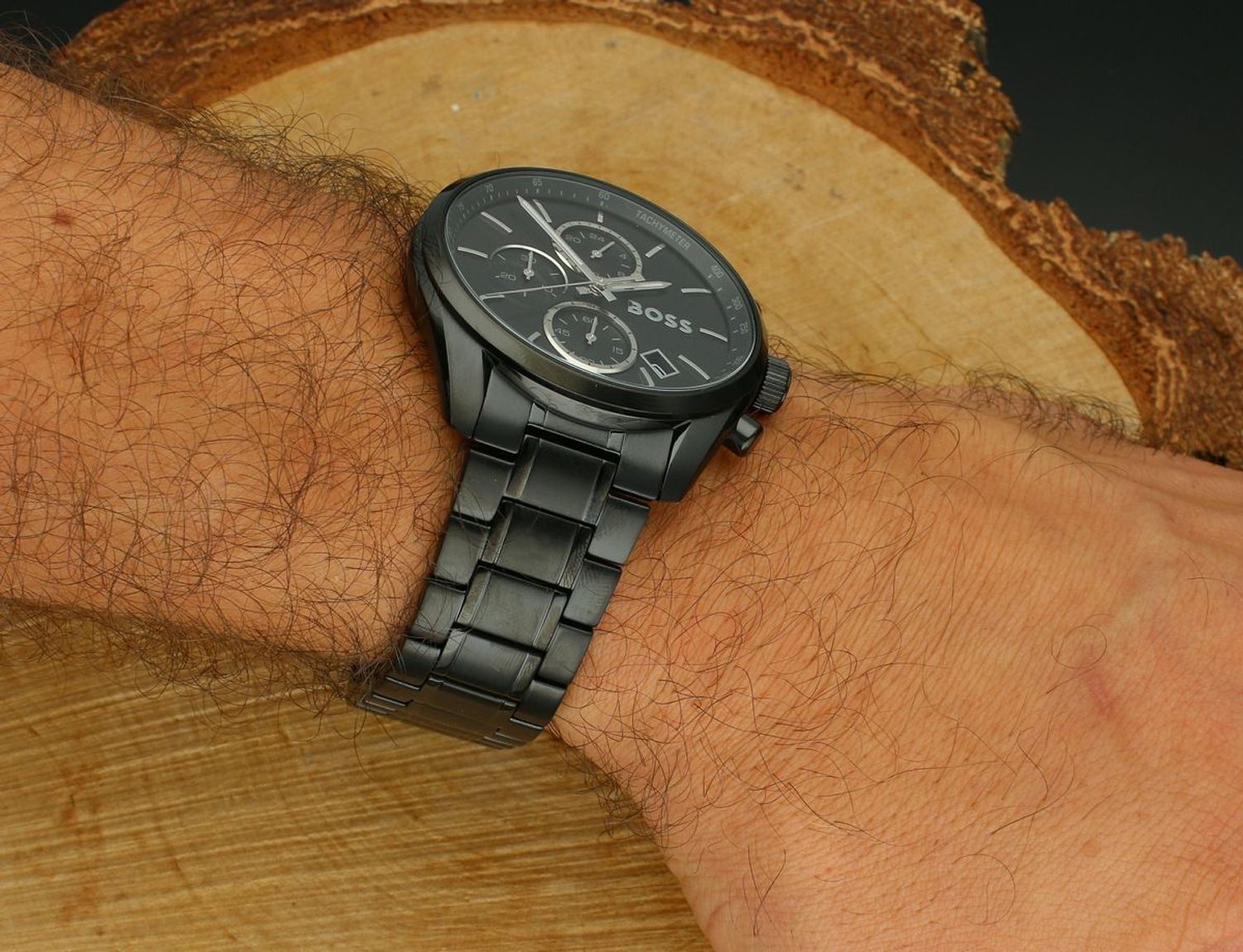 Męski zegarek Boss Grand Prix z kopertą 44 mm, czarną tarczą i stalową bransoletą. Mechanizm kwarcowy, datownik, chronograf i skala tachymetryczna. Wodoszczelność 5 bar.1.jpg