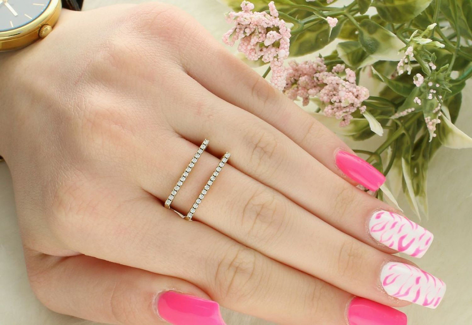 Elegancki pierścionek damski wykonany ze srebra próby 925, pozłacany, o geometrycznym kształcie, zdobiony cyrkoniami. Model 15289-R, waga 4,57 g, wymiary ozdoby 2,0 cm x 8 mm.1.jpg