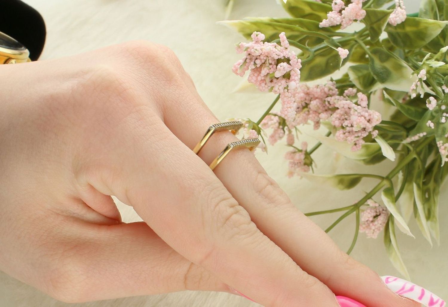 Elegancki pierścionek damski wykonany ze srebra próby 925, pozłacany, o geometrycznym kształcie, zdobiony cyrkoniami. Model 15289-R, waga 4,57 g, wymiary ozdoby 2,0 cm x 8 mm.1.jpg