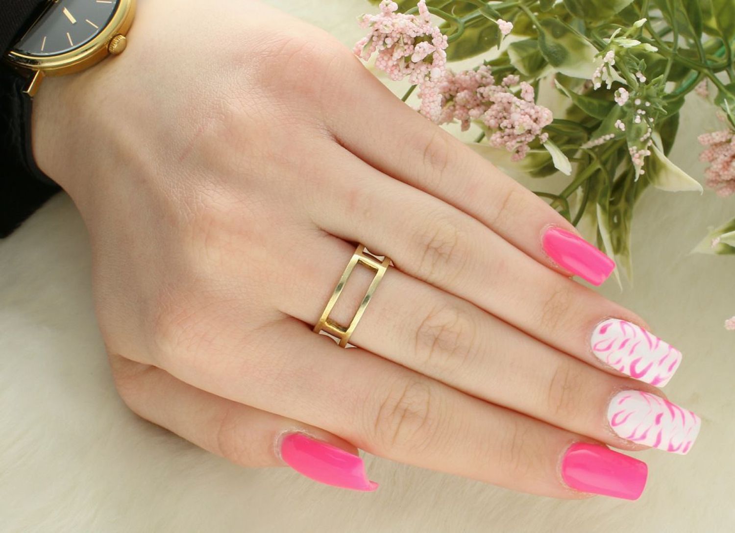 Elegancki pierścionek damski wykonany ze srebra próby 925, pozłacany, o geometrycznym kształcie, zdobiony cyrkoniami. Model 15289-R, waga 4,57 g, wymiary ozdoby 2,0 cm x 8 mm.1.jpg