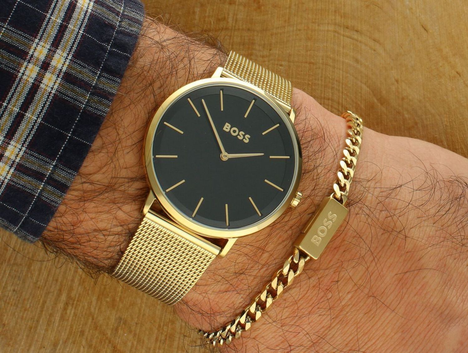 Elegancki zegarek męski Hugo Boss 1570152 SKYLINER z mechanizmem kwarcowym, złotą stalową kopertą, czarną tarczą i regulowaną bransoletą G-Link. Klasyka, elegancja i precyzja wykonania.1.jpg