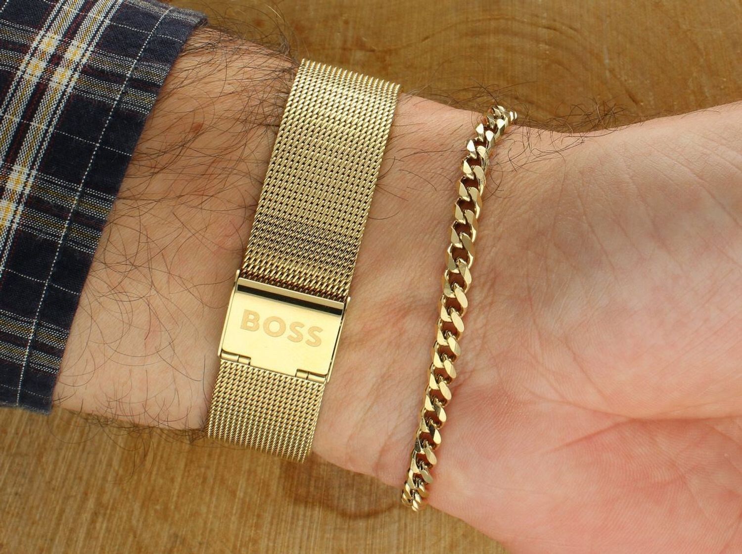 Elegancki zegarek męski Hugo Boss 1570152 SKYLINER z mechanizmem kwarcowym, złotą stalową kopertą, czarną tarczą i regulowaną bransoletą G-Link. Klasyka, elegancja i precyzja wykonania.1.jpg