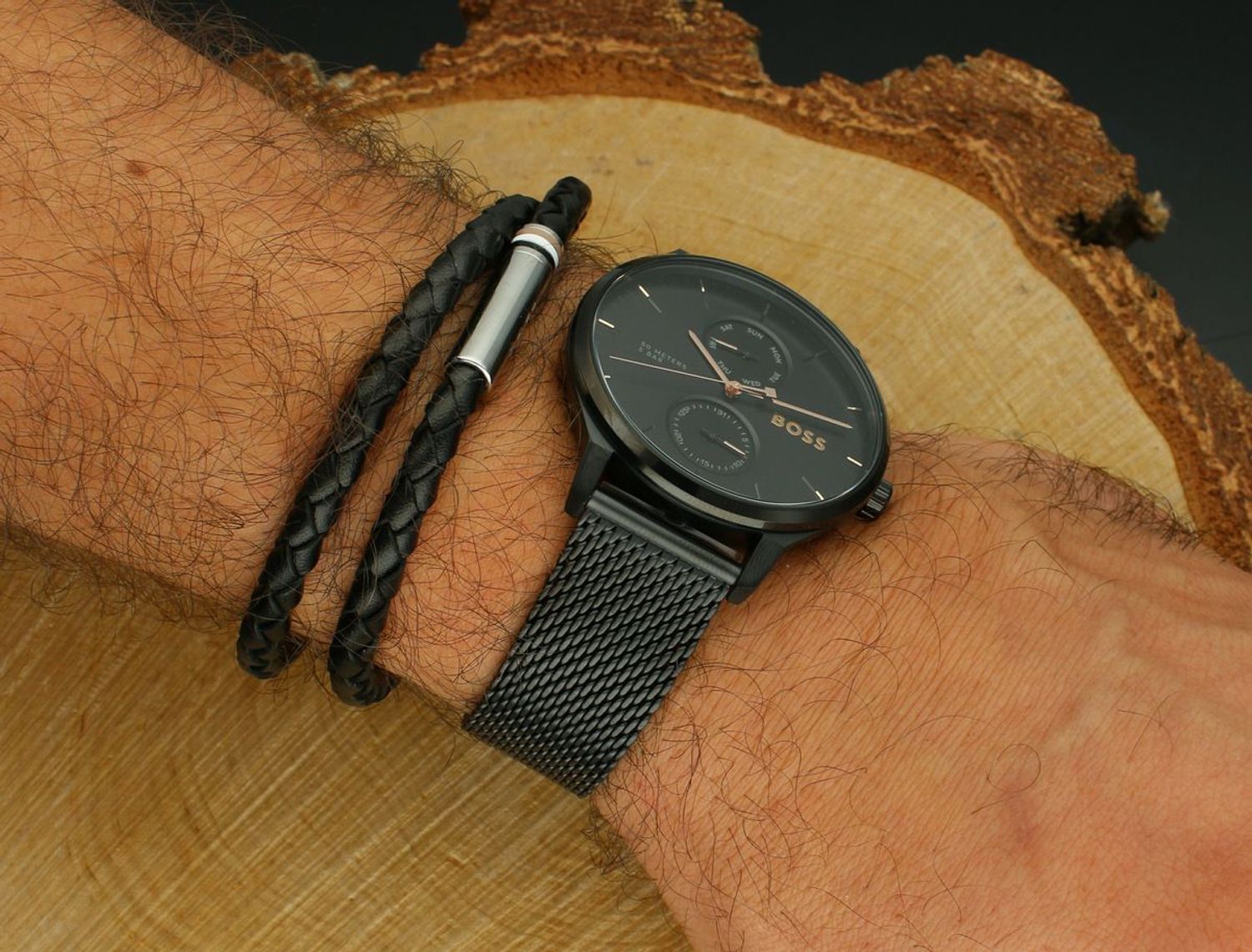 Hugo Boss Tyler – elegancki zegarek męski ze stali szlachetnej z czarną tarczą, mechanizmem kwarcowym, datownikiem i wskaźnikiem dnia tygodnia. Wodoszczelność 5 bar, szkło mineralne, 1.jpg