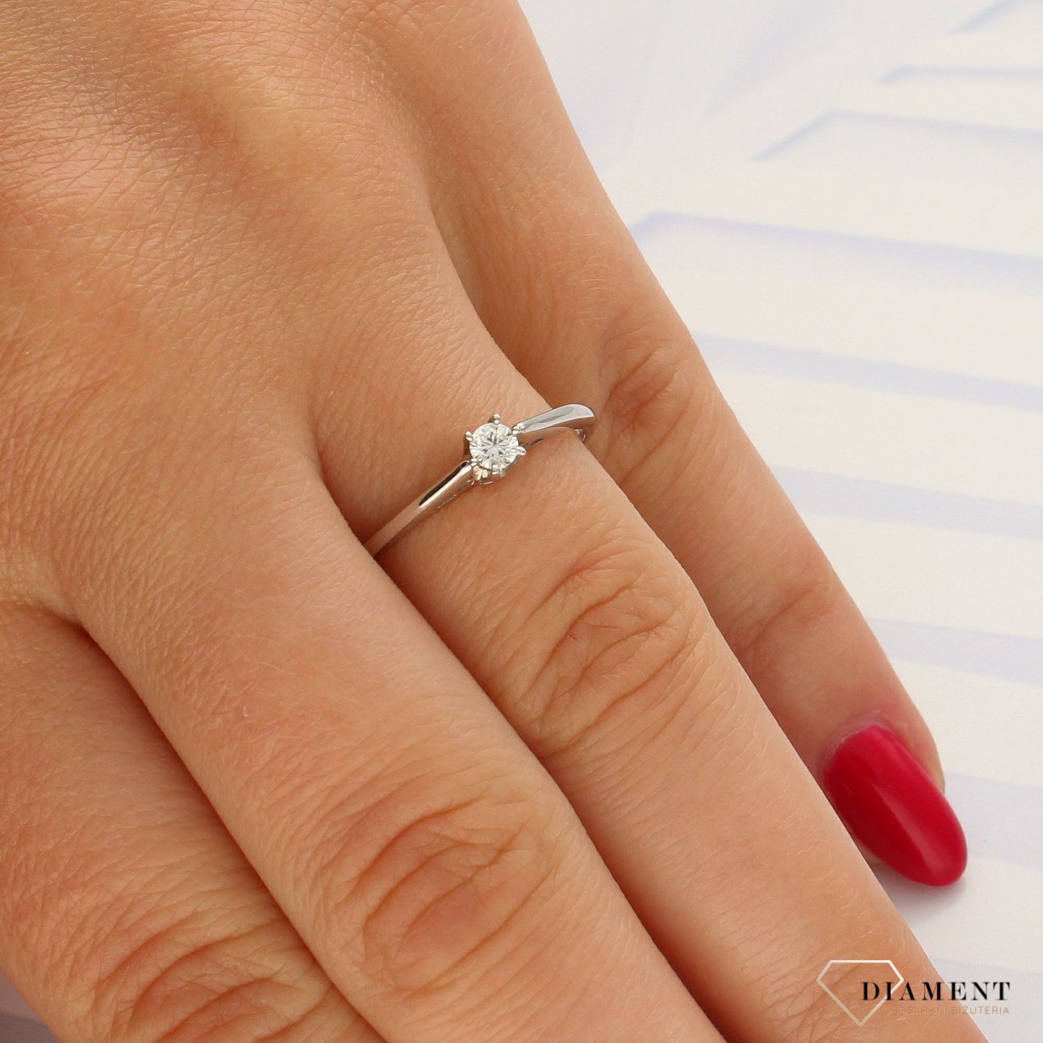 Pierścionek złoty Diament 585, białe złoto, diamenty wykonany ze złota próby 585. Pierścionek z jednym diamentem wielkości 0,10 ct, czystości SI oraz barwie H..jpg