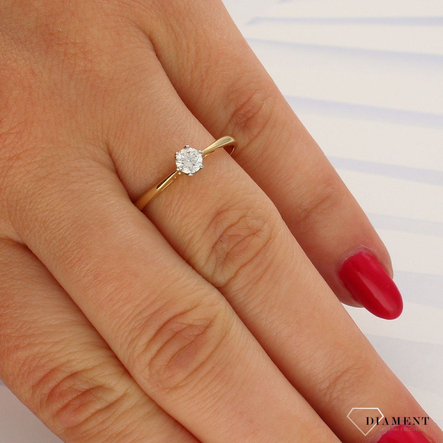 Pierścionek złoty DIAMENT żółte złoto, diament, klasyczny, zaręczynowy. Pierścionki zaręczynowe. Piękny pierścionek ozdobiony trzema brylantami. Klasyka w najlepszym wydaniu.. Pierścionek z brylantem wi.jpg