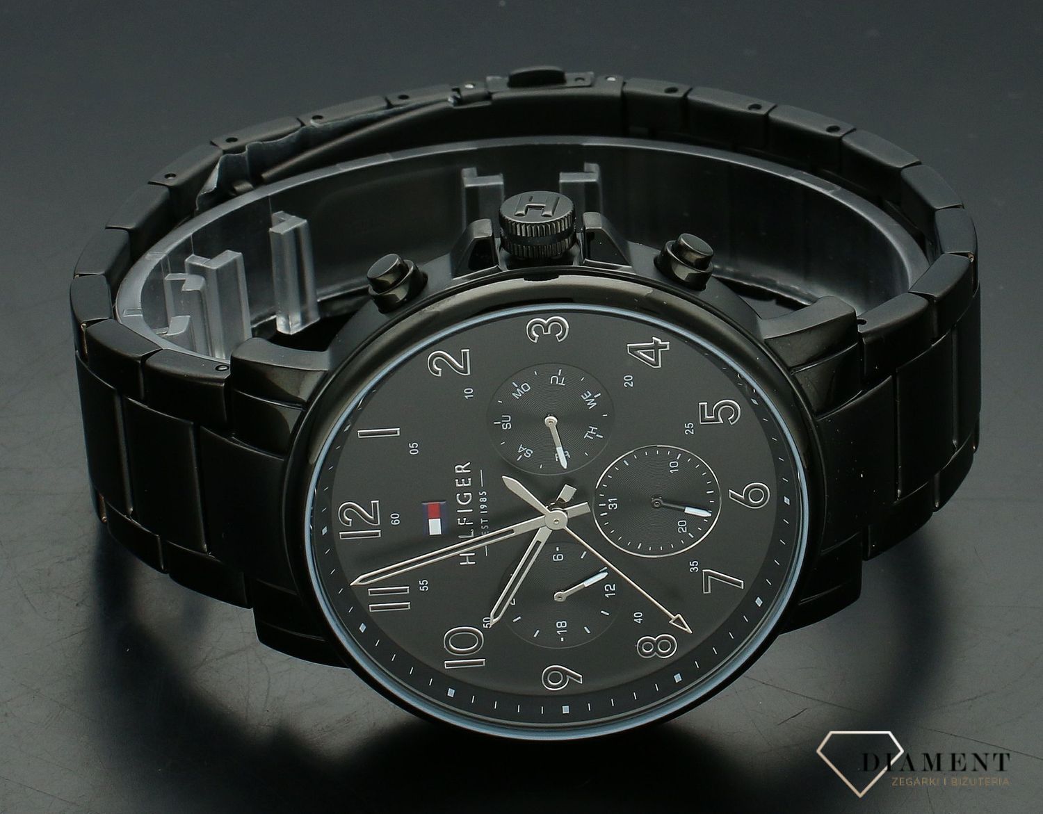 Zegarek męski Tommy Hilfiger Daniel czarna bransoleta 1710383. Męski zegarek na bransolecie Tommy Hilfiger. Zegarek męski Tommy Hilfiger z czarną tarcza. Zegarek modowy na bransolecie czarnej. Zegarek męski Tom.jpg