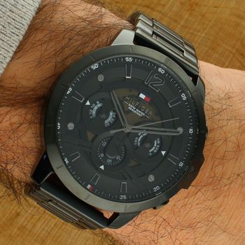 Zegarek męski Tommy Hilfiger Luca 1710494 w eleganckiej czerni. Mechanizm kwarcowy, datowniki, stal szlachetna, wodoszczelność 5 ATM. Idealny na co dzień i do garnituru (1).jpg