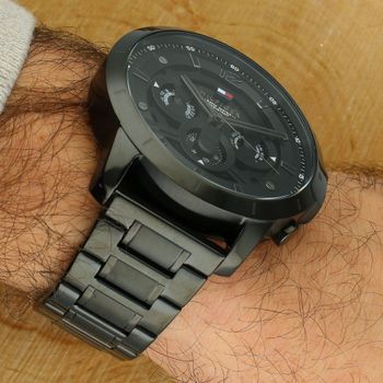 Zegarek męski Tommy Hilfiger Luca 1710494 w eleganckiej czerni. Mechanizm kwarcowy, datowniki, stal szlachetna, wodoszczelność 5 ATM. Idealny na co dzień i do garnituru (2).jpg