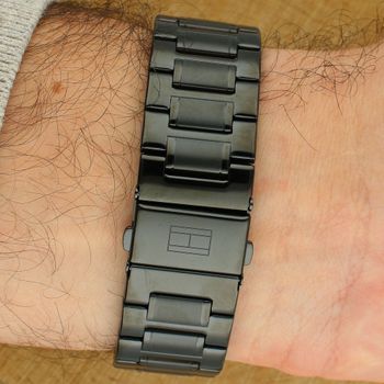 Zegarek męski Tommy Hilfiger Luca 1710494 w eleganckiej czerni. Mechanizm kwarcowy, datowniki, stal szlachetna, wodoszczelność 5 ATM. Idealny na co dzień i do garnituru (3).jpg