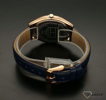 Zegarek męski na pasku Tommy Hilfiger Becker 1710517. Wyposażony jest w kwarcowy mechanizm, zasilany za pomocą baterii. Posiada bardzo wysoką dokładność mierzenia czasu. Męski zegarek na skórzanym pasku (2).jpg
