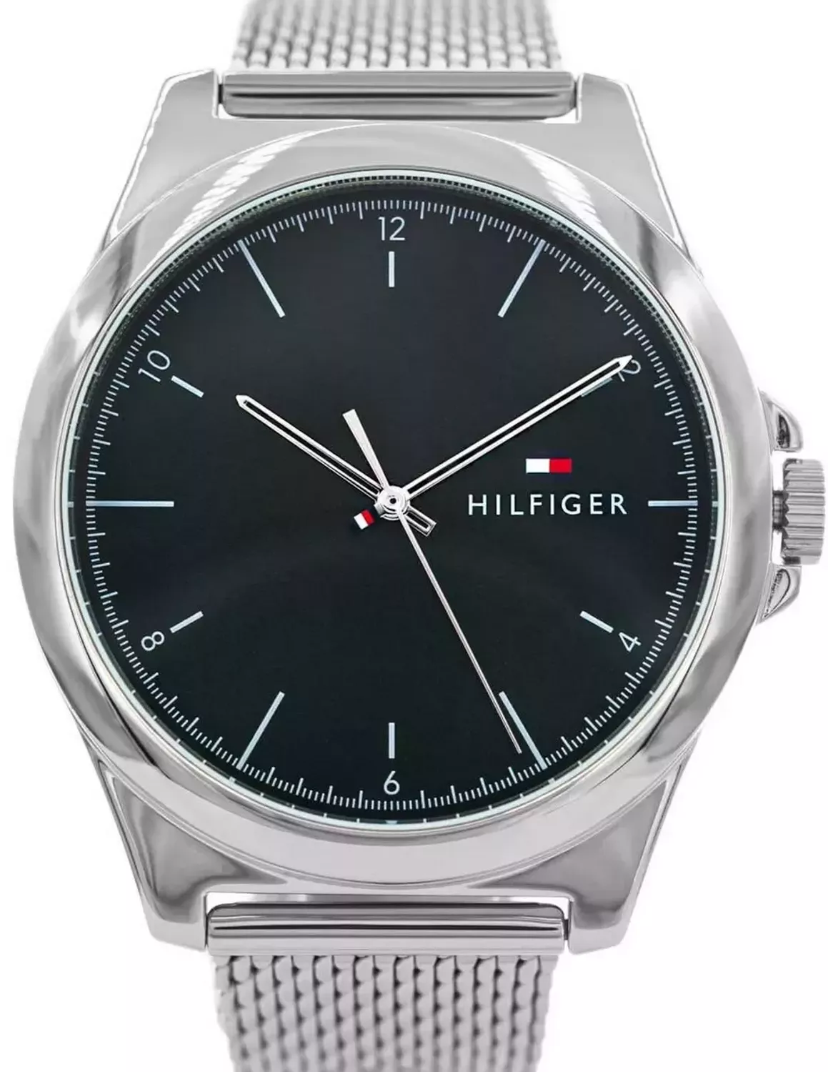 Elegancki zegarek Tommy Hilfiger z mechanizmem kwarcowym, srebrną kopertą i bransoletą ze stali szlachetnej. Wodoszczelność 3ATM, tarcza czarna, obwód do 20,5 cm, gwarancja 24 miesiące.1.webp