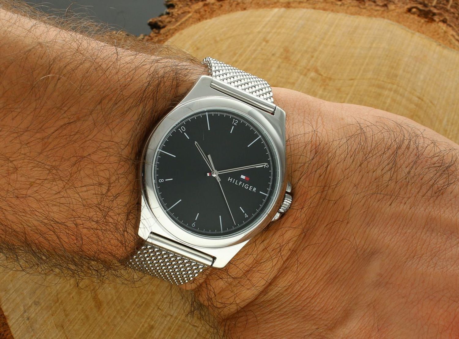 Elegancki zegarek Tommy Hilfiger z mechanizmem kwarcowym, srebrną kopertą i bransoletą ze stali szlachetnej. Wodoszczelność 3ATM, tarcza czarna, obwód do 20,5 cm, gwarancja 24 miesiące.1.webp